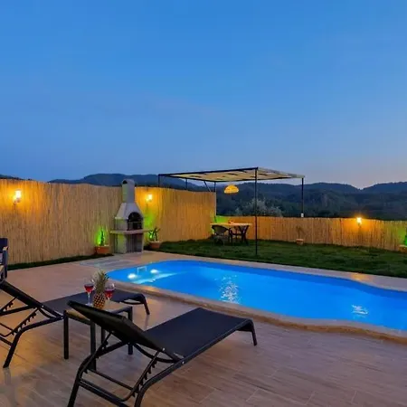 Apiko / Yesiluezuemlue Hotel