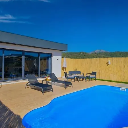 Hotel Apiko / Yesiluezuemlue